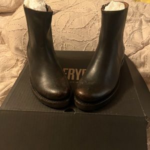 Frye Veronica inner zip ankle boots- size 5.5.